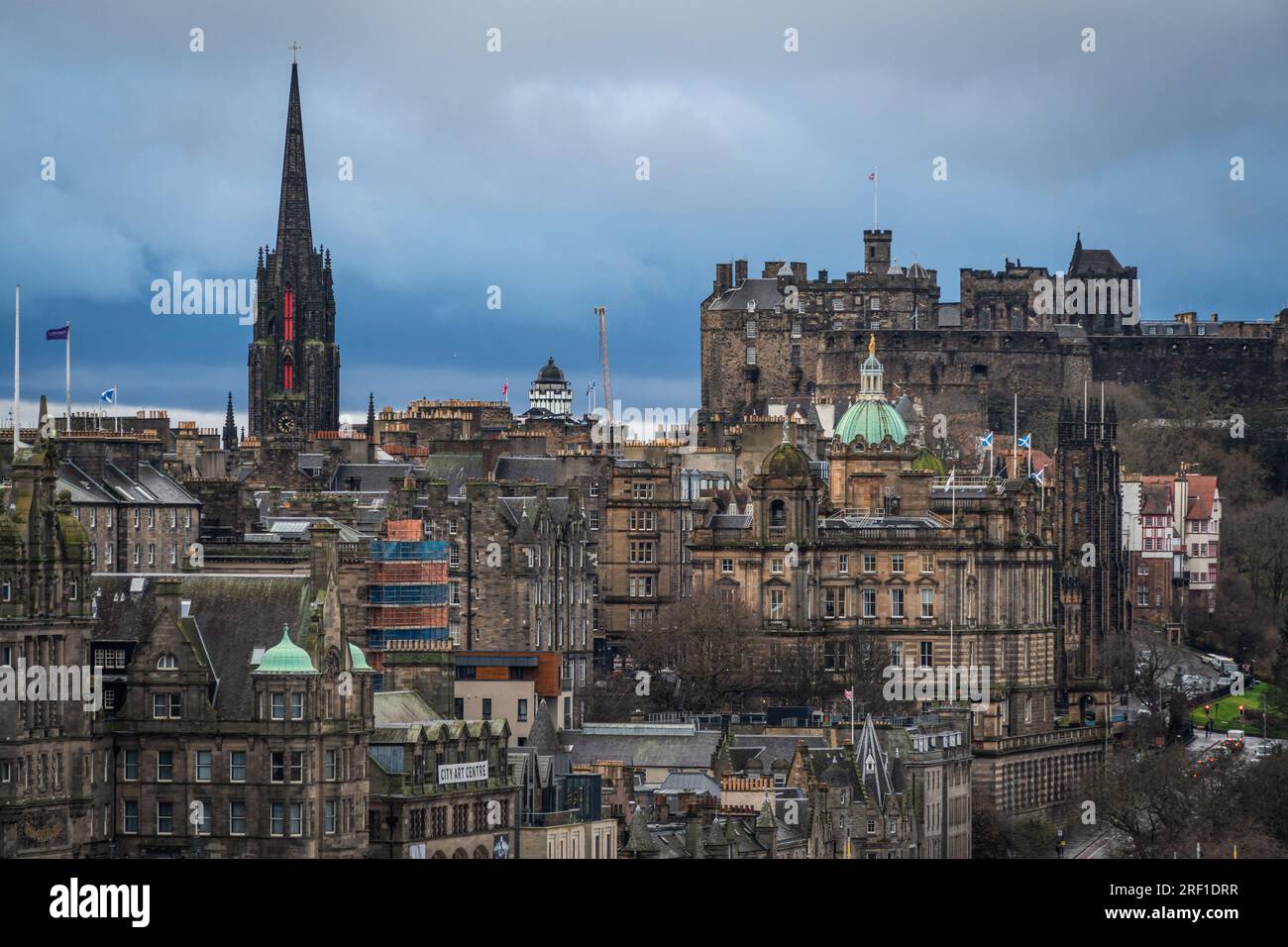 Vista panorámica panorámica del horizonte del casco antiguo de Edimburgo, Escocia Foto de stock