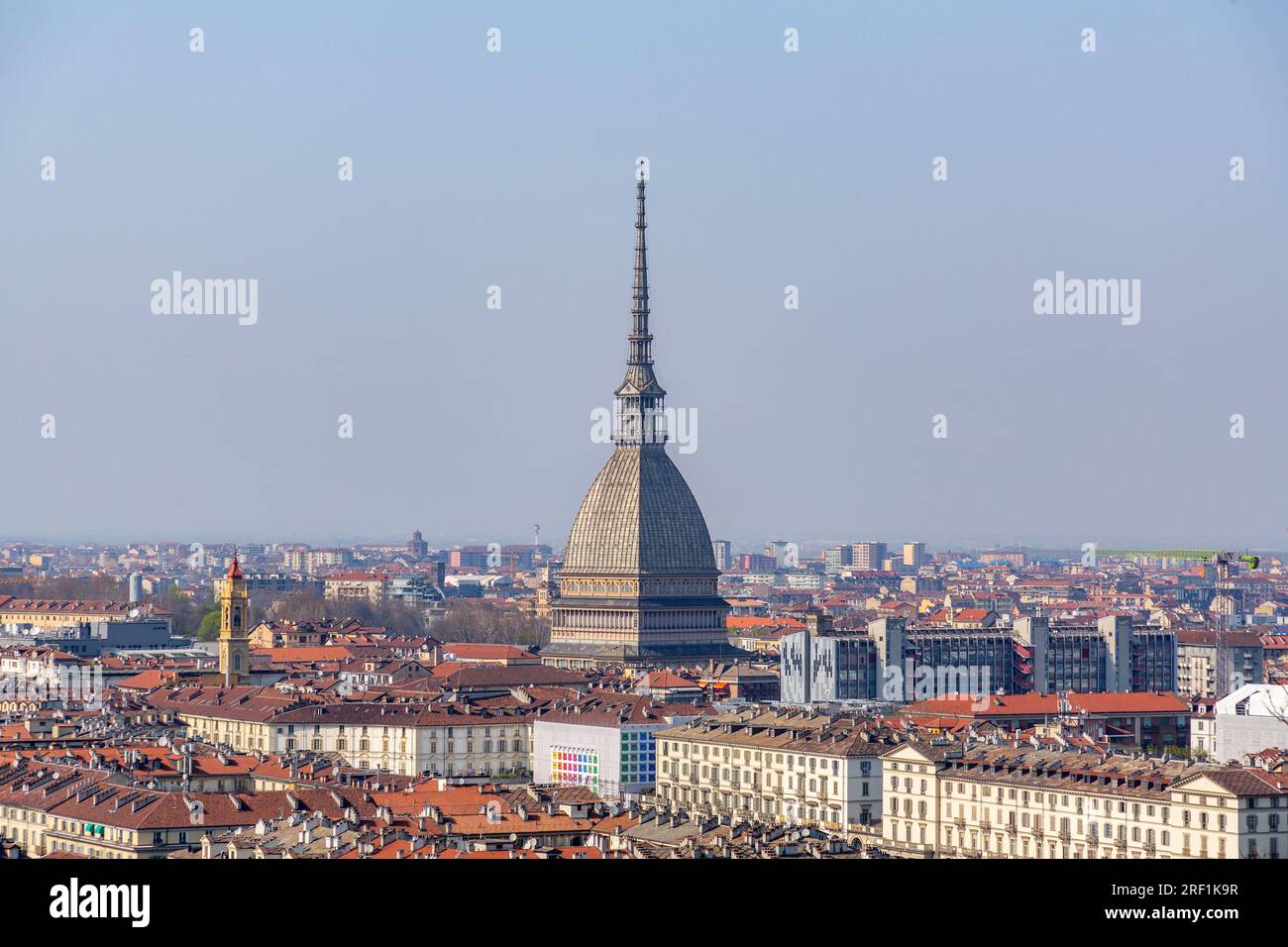 Turín, Italia - 28 de marzo de 2022: Vista aérea de la ciudad italiana de Turín, la capital de la región del Piamonte. Foto de stock