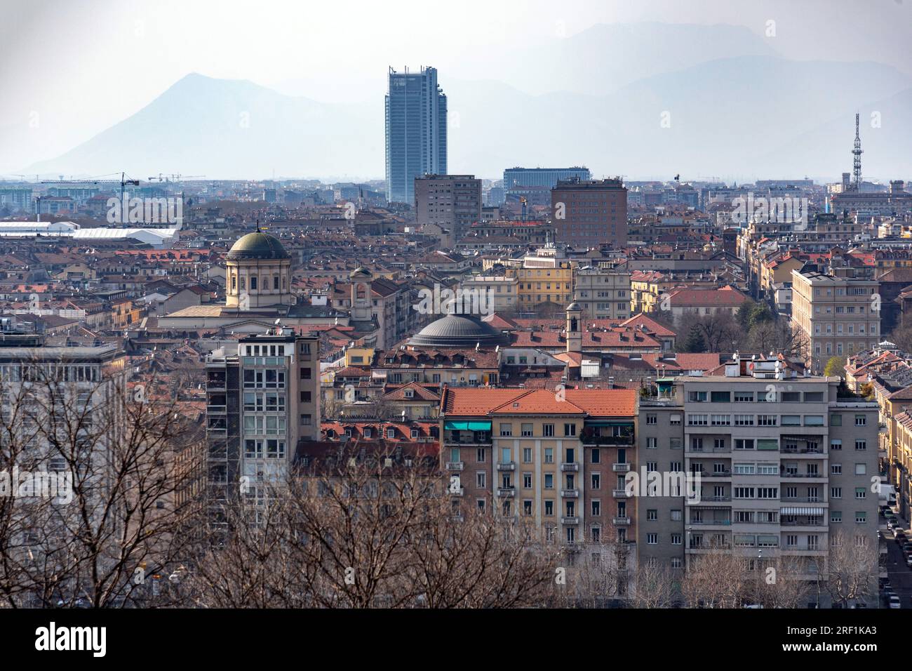 Turín, Italia - 28 de marzo de 2022: Vista aérea de la ciudad italiana de Turín, la capital de la región del Piamonte. Foto de stock