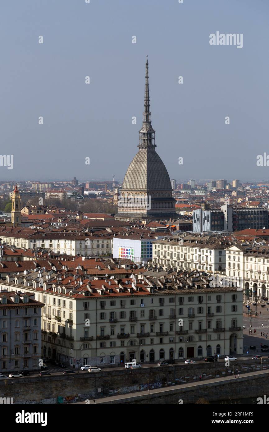 Turín, Italia - 28 de marzo de 2022: Vista aérea de la ciudad italiana de Turín, la capital de la región del Piamonte. Foto de stock