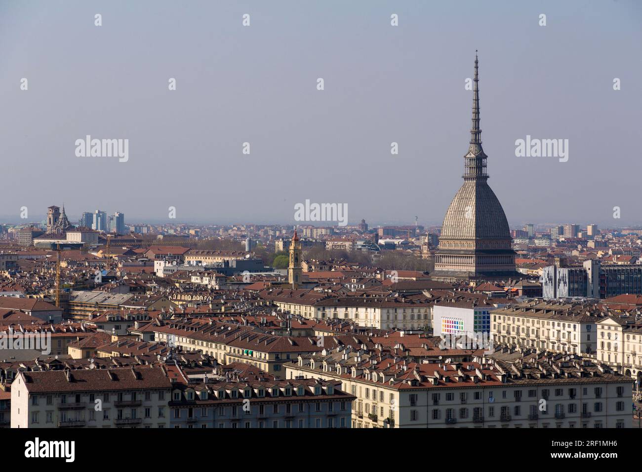 Turín, Italia - 28 de marzo de 2022: Vista aérea de la ciudad italiana de Turín, la capital de la región del Piamonte. Foto de stock