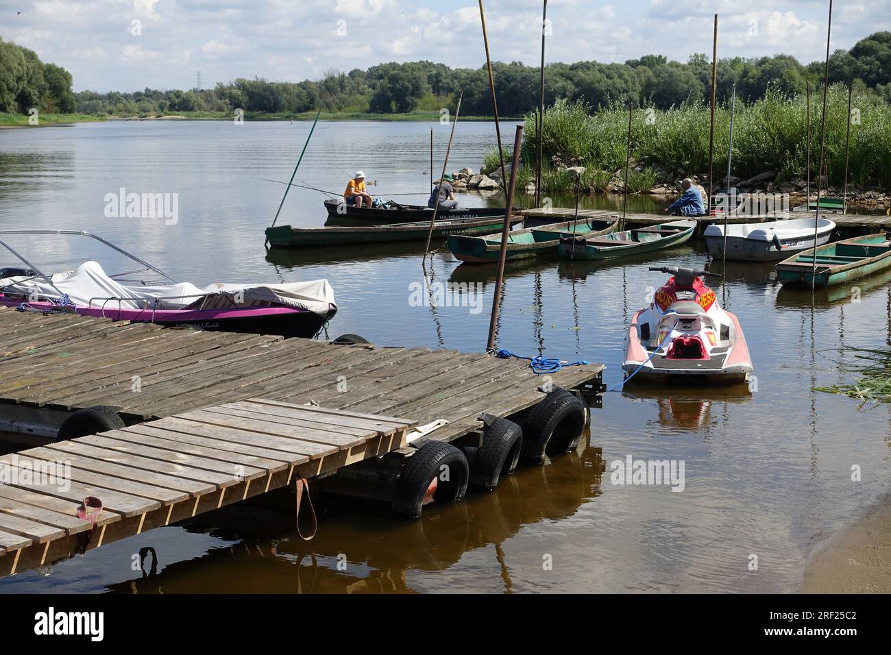 Un centro de ocio dedicado a los deportes acuáticos en el río Narew, en Polonia Foto de stock