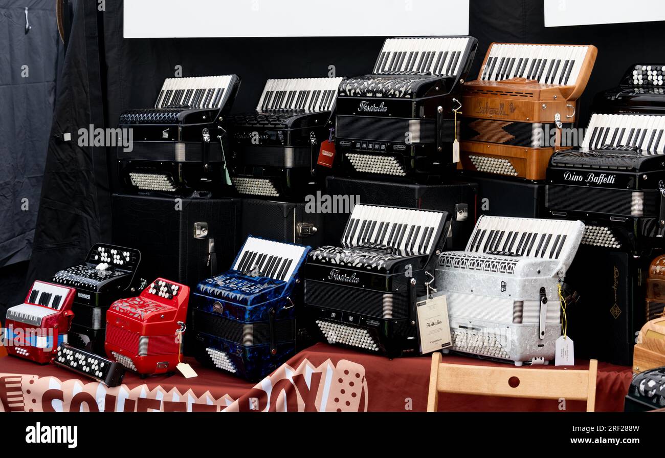 Instruments accordion fotografías e imágenes de alta resolución - Alamy