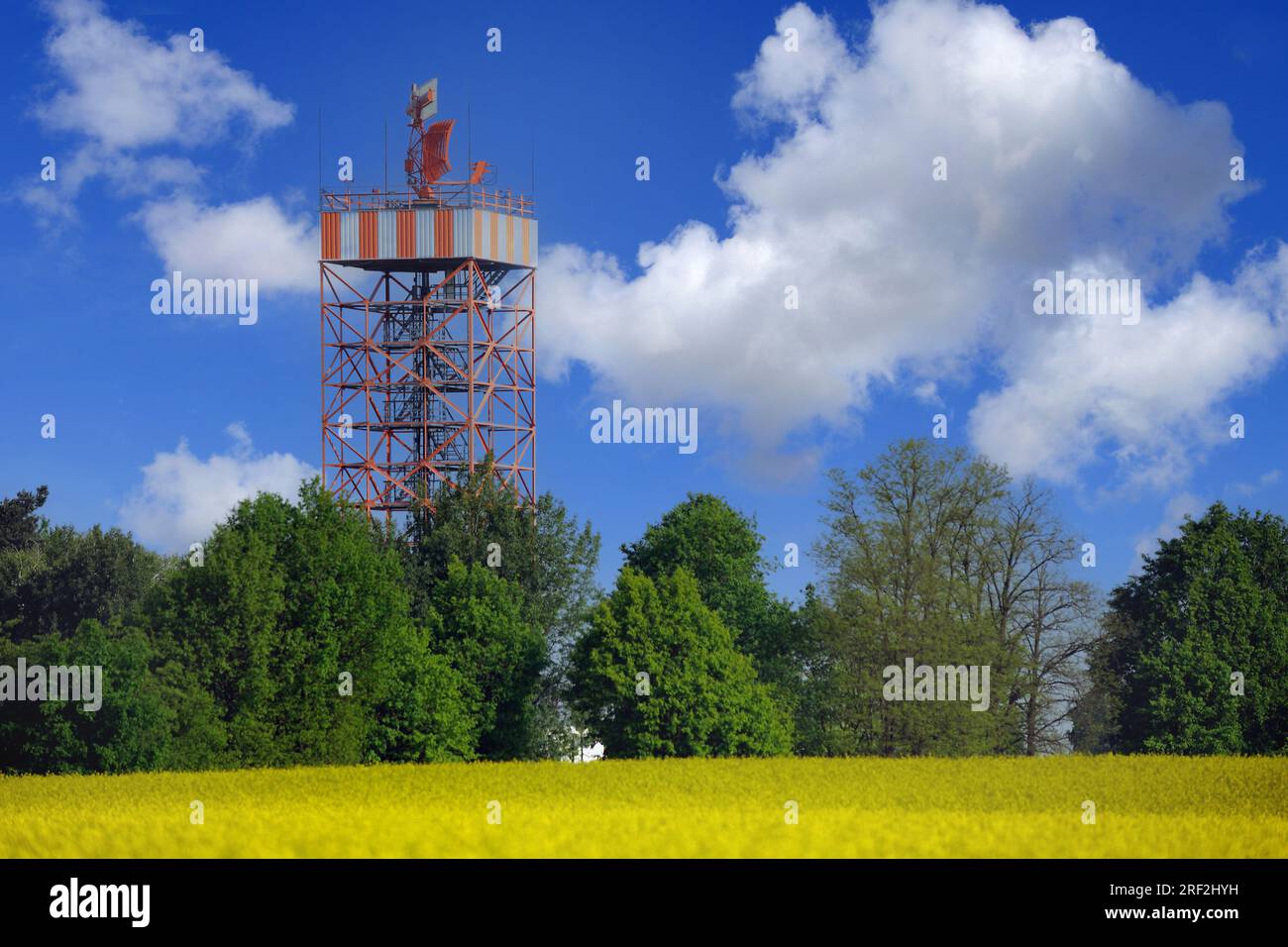 Simple torre de radar del aeropuerto, Alemania, Brandeburgo Foto de stock