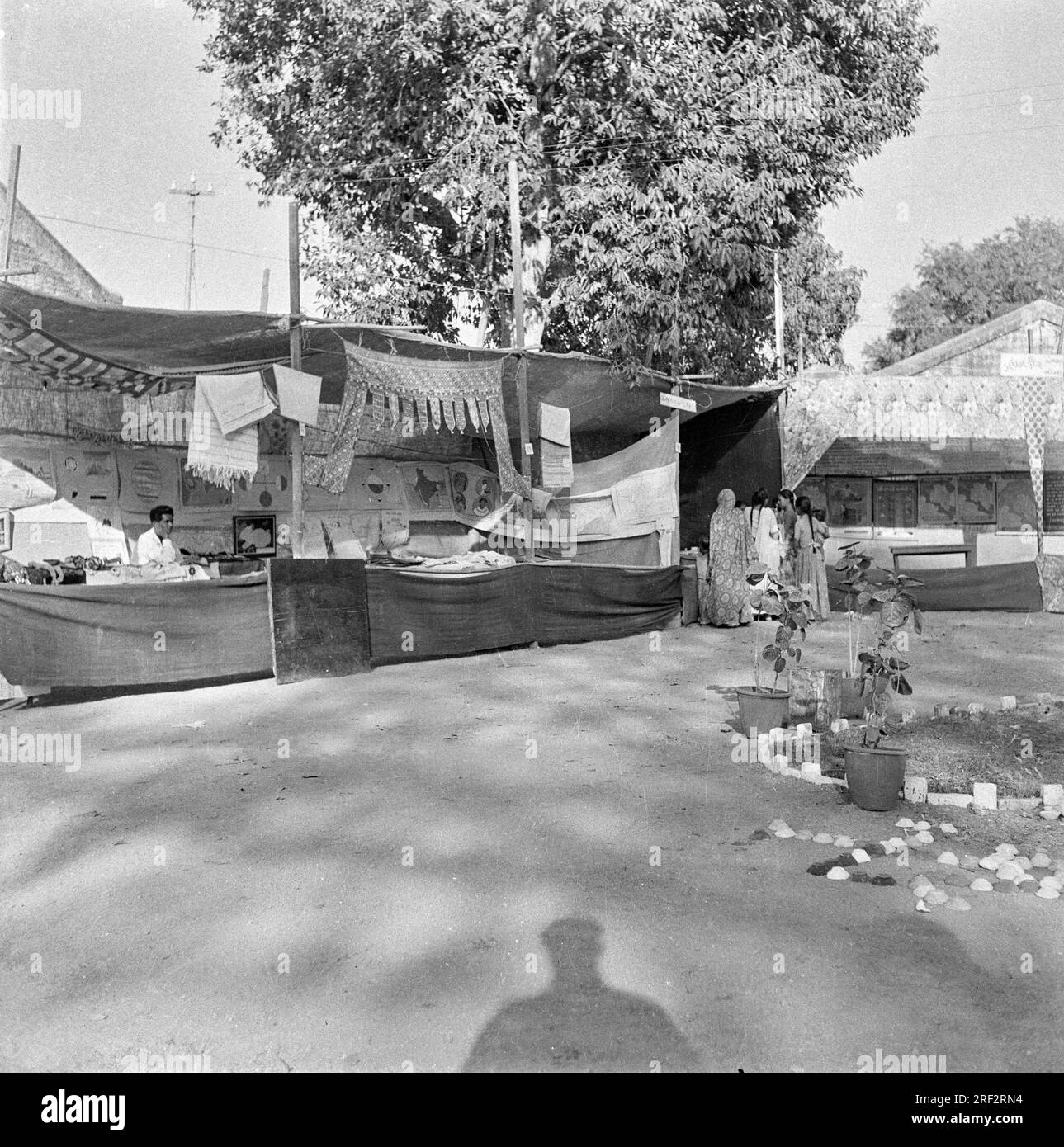 Imagen en blanco y negro de la vieja vendimia del siglo XX de la tienda de artesanía de la feria de la aldea rural india de los años cuarenta Foto de stock