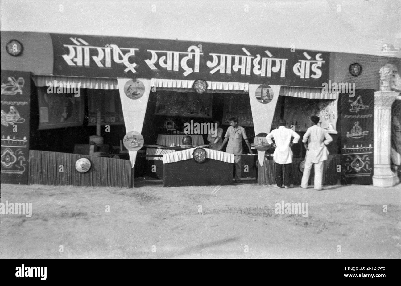 Cuadro antiguo vintage en blanco y negro del siglo XX de la India Saurashtra Khadi Gram Udyog Board stand de exposición de la India de los años cincuenta Foto de stock