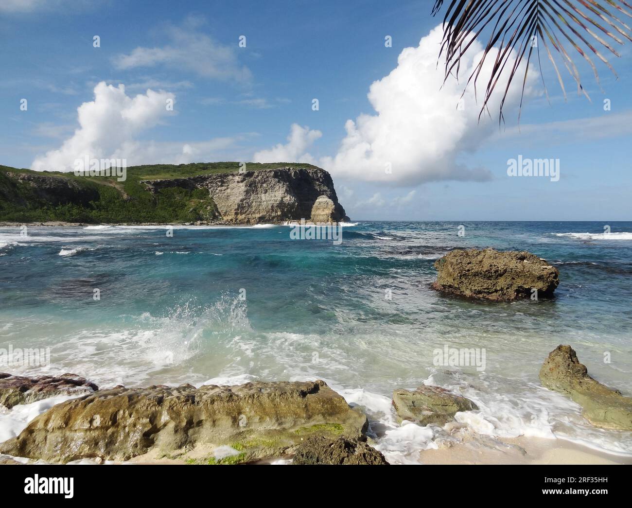 Idílico paisaje costero en una isla del Caribe llamada Guadalupe Foto de stock