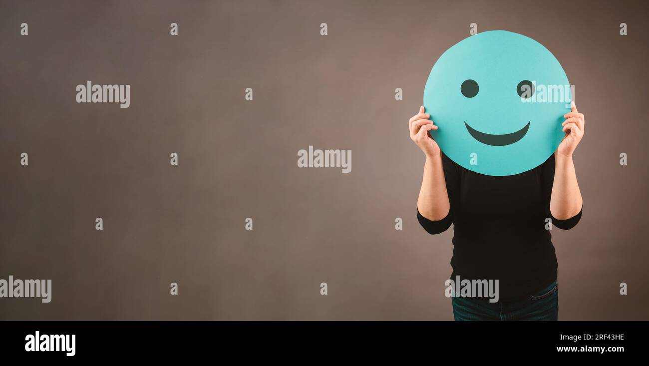 Cabeza con una cara sonriente feliz, concepto de salud mental, mente de pensamiento positivo, apoyo y evaluación Foto de stock