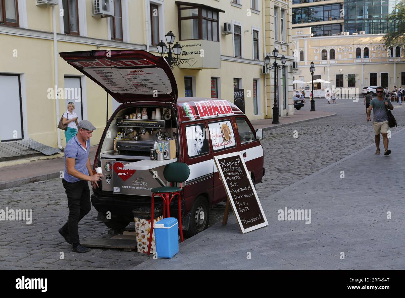 Furgoneta móvil de café (venta de coches de café y espresso) en Odesa, Ucrania, con letreros Lavazza Foto de stock