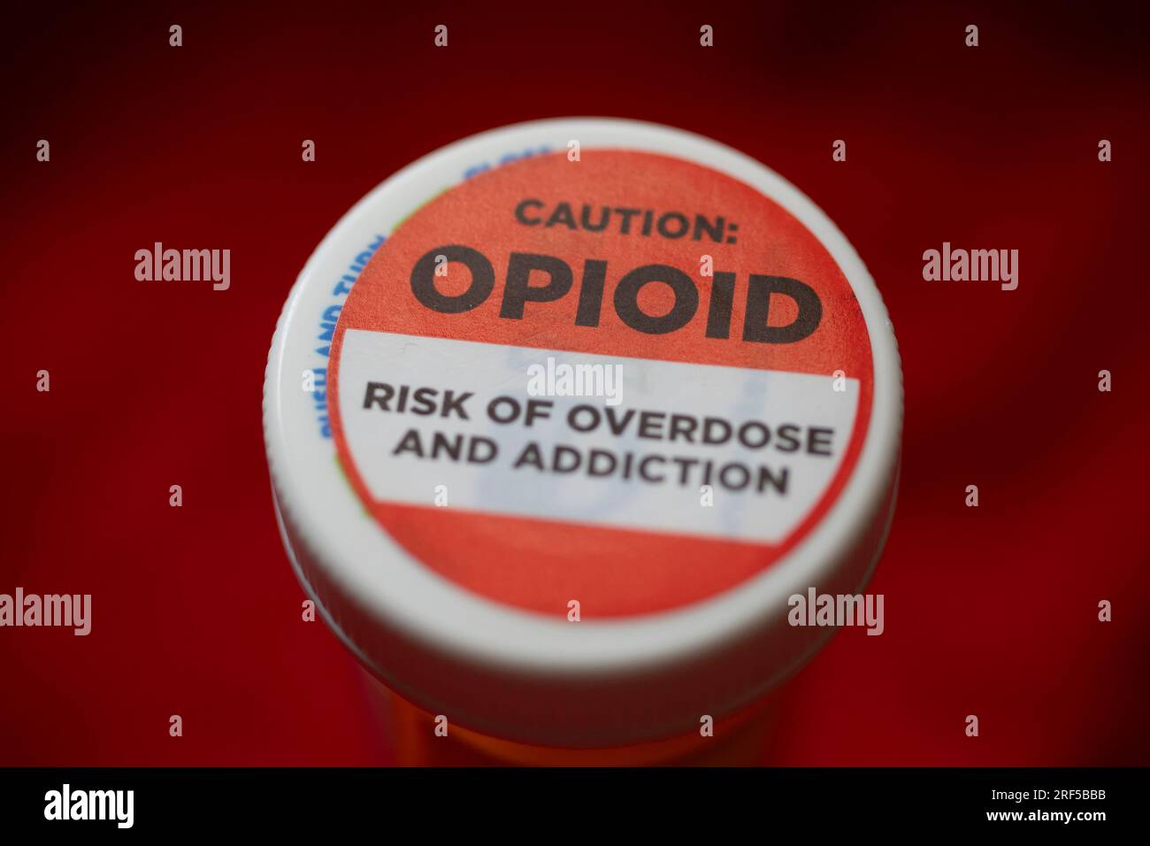 Una etiqueta en una botella de hidrocodona-acetamina opioide, advierte contra el peligro de sobredosis y adicción. Foto de stock