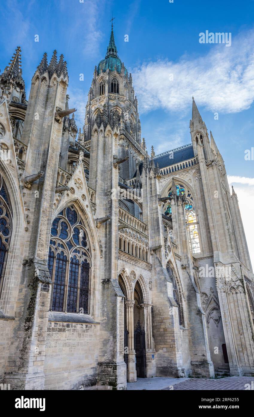 Fachada sur de las capillas laterales y transepto sur con vista a la torre central de la Catedral de Bayeux, Bayeux en el departamento de Calvados de Normandía Foto de stock