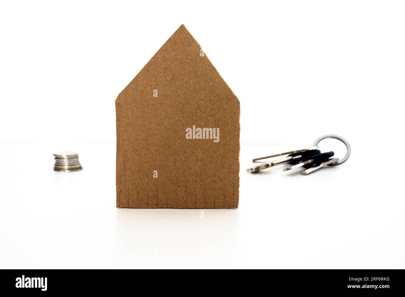 Hucha, la llave y la casa modelo aislado en blanco Fotografía de stock -  Alamy