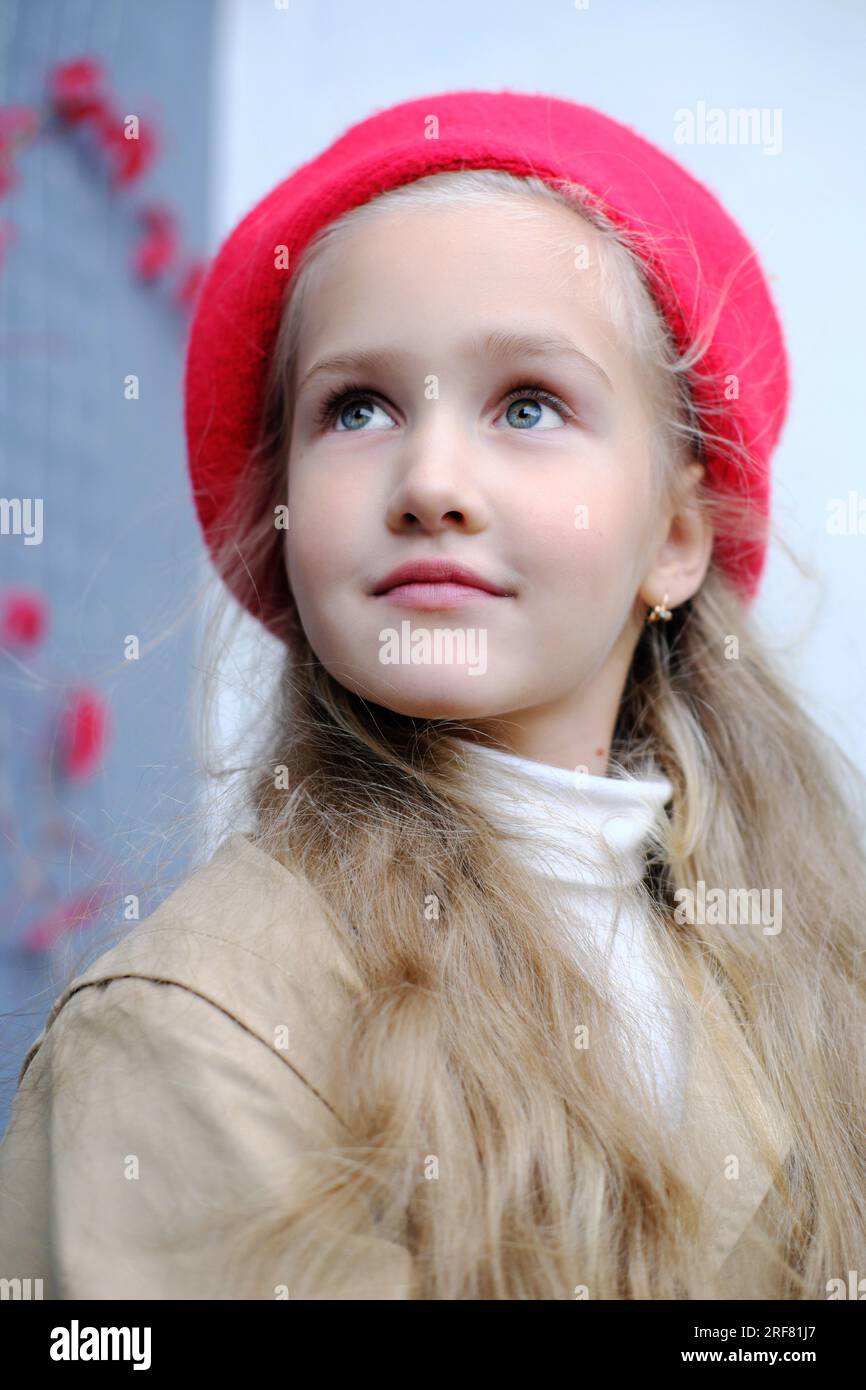 Boina niña modelo rojo fotografías e imágenes de alta resolución