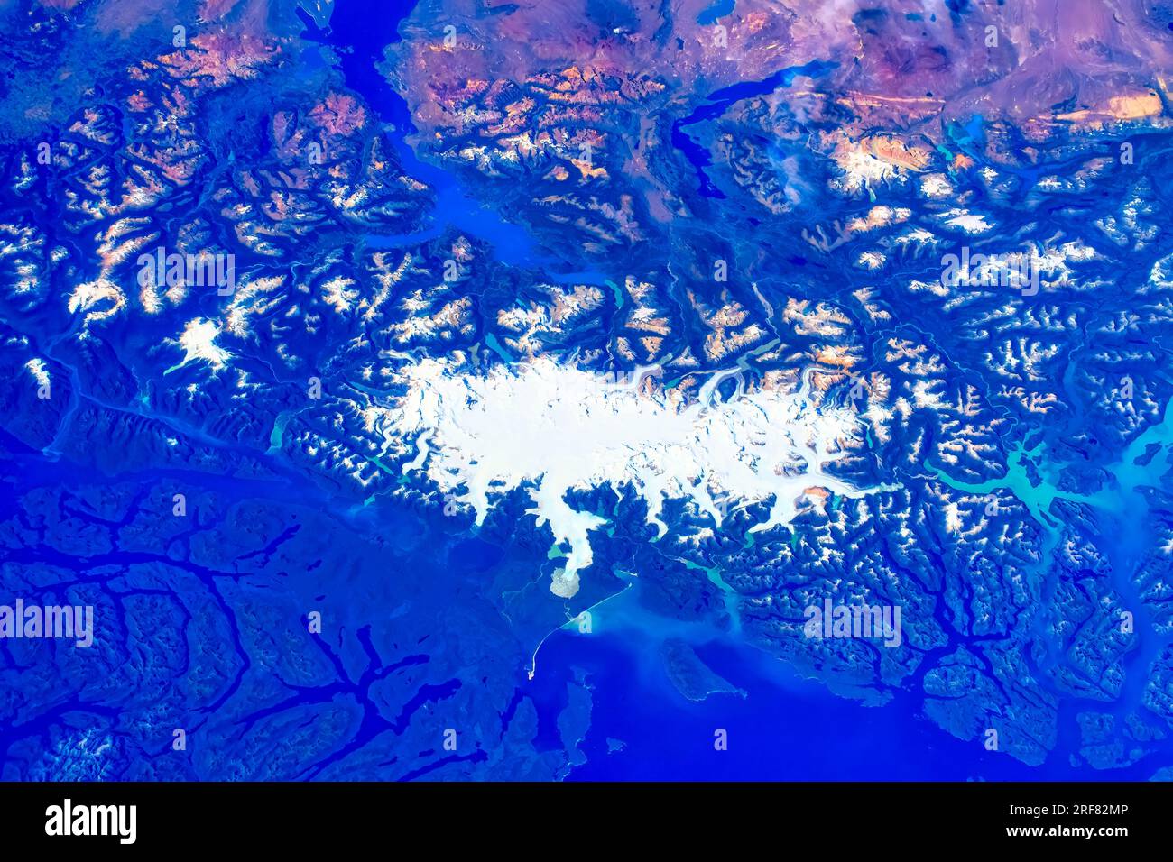 Campo de hielo entre la Patagonia Norte y los Andes Sur. Mejora digital de una imagen proporcionada por la NASA Foto de stock