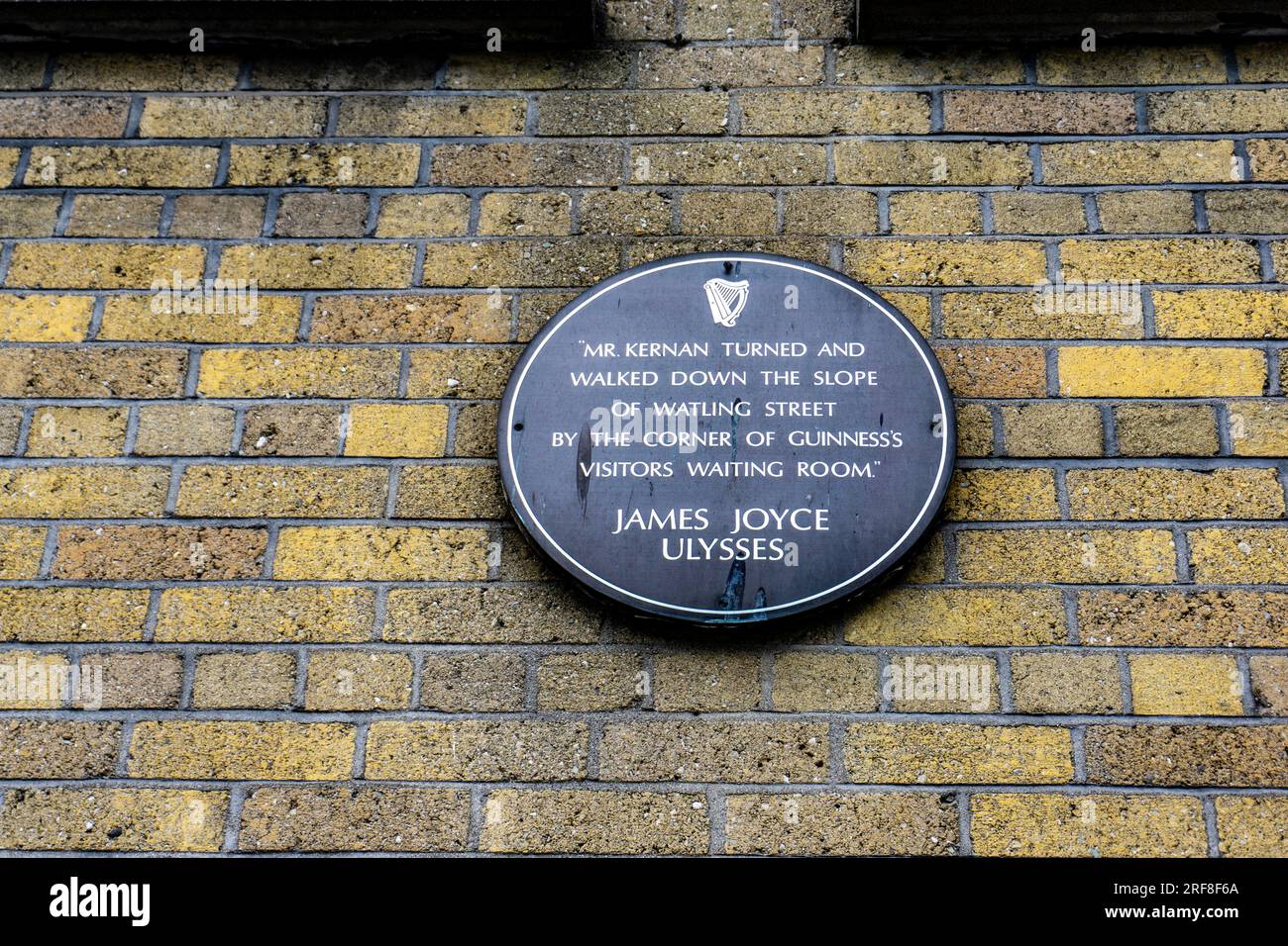 Una placa en Watling Street, Dublín, Irlanda con una cita de Ulysses de James Joyce que contiene una referencia a Watling Street. Foto de stock