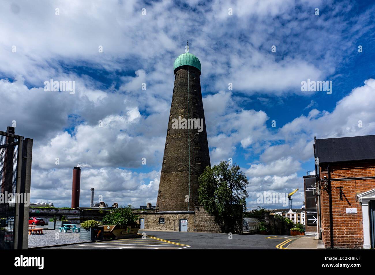 St Patricks Tower, En Thomas Street Dublin, Irlanda. Construido en 1757, fue originalmente parte de Roe Distillery y ahora forma parte de Dublins Digital Hub. Foto de stock