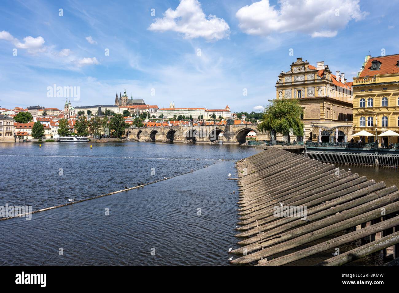 El río Moldava en Praga con el famoso Puente de Carlos y el Castillo Foto de stock