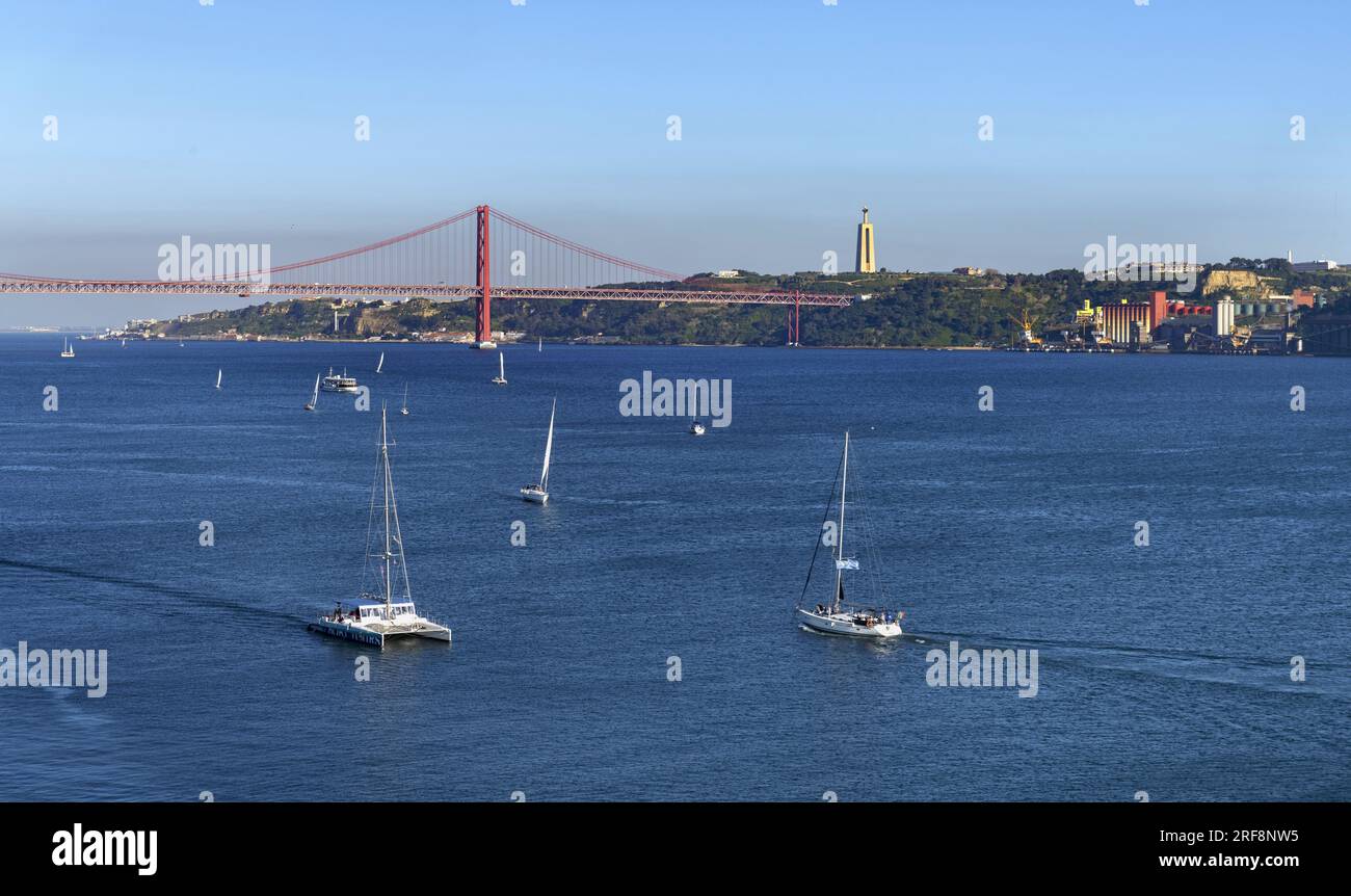 Veleros en el río Tajo en Lisboa Foto de stock