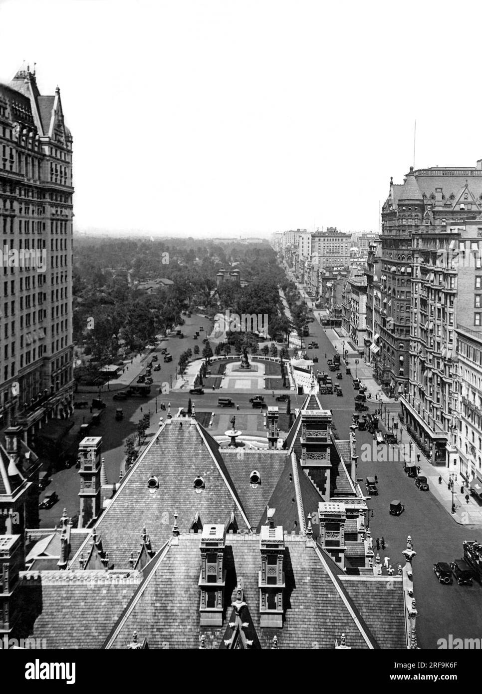 Nueva York, Nueva York: c. 1923 Mirando desde la calle 57ª hasta la Quinta Avenida hacia Central Park con la fuente Pulitzer en el centro. Foto de stock