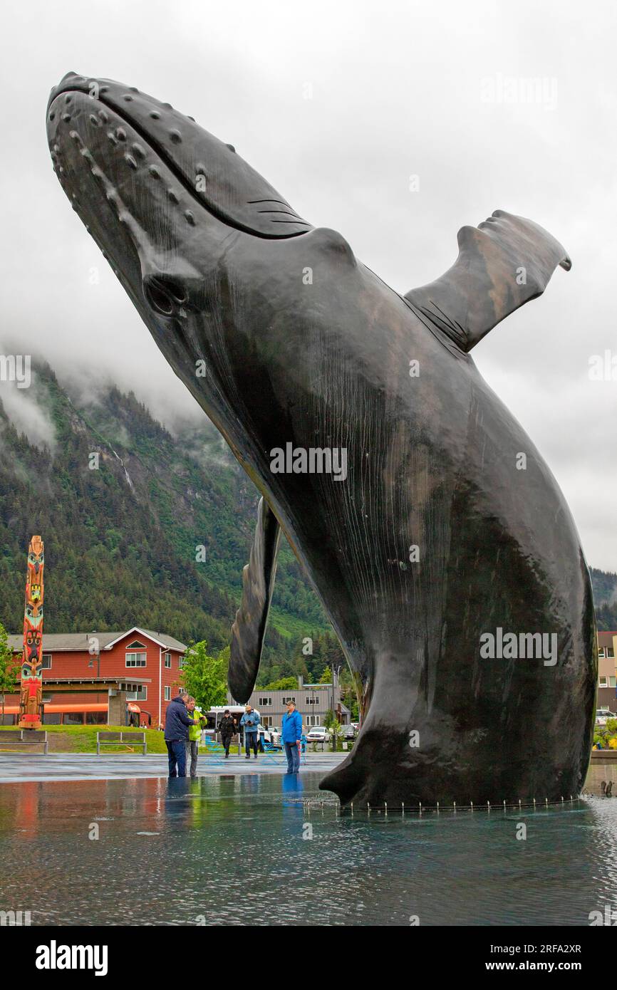 Escultura y fuente de la ballena jorobada Tahku en Juneau Foto de stock