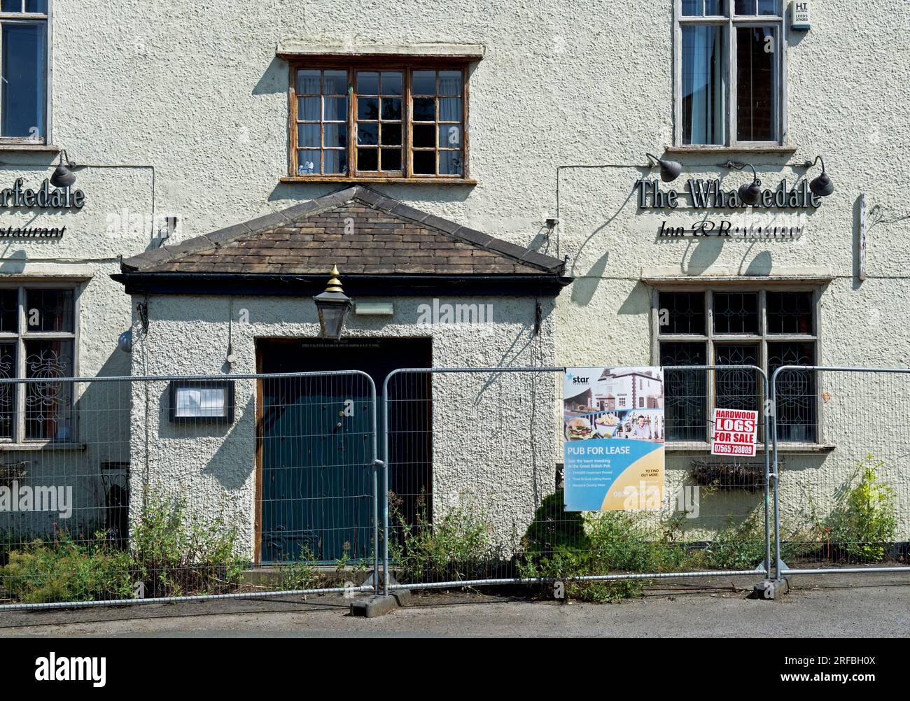 El pub Wharfedale, en Arthington, ahora cerrado y vallado, West Yorkshire, Inglaterra Reino Unido Foto de stock