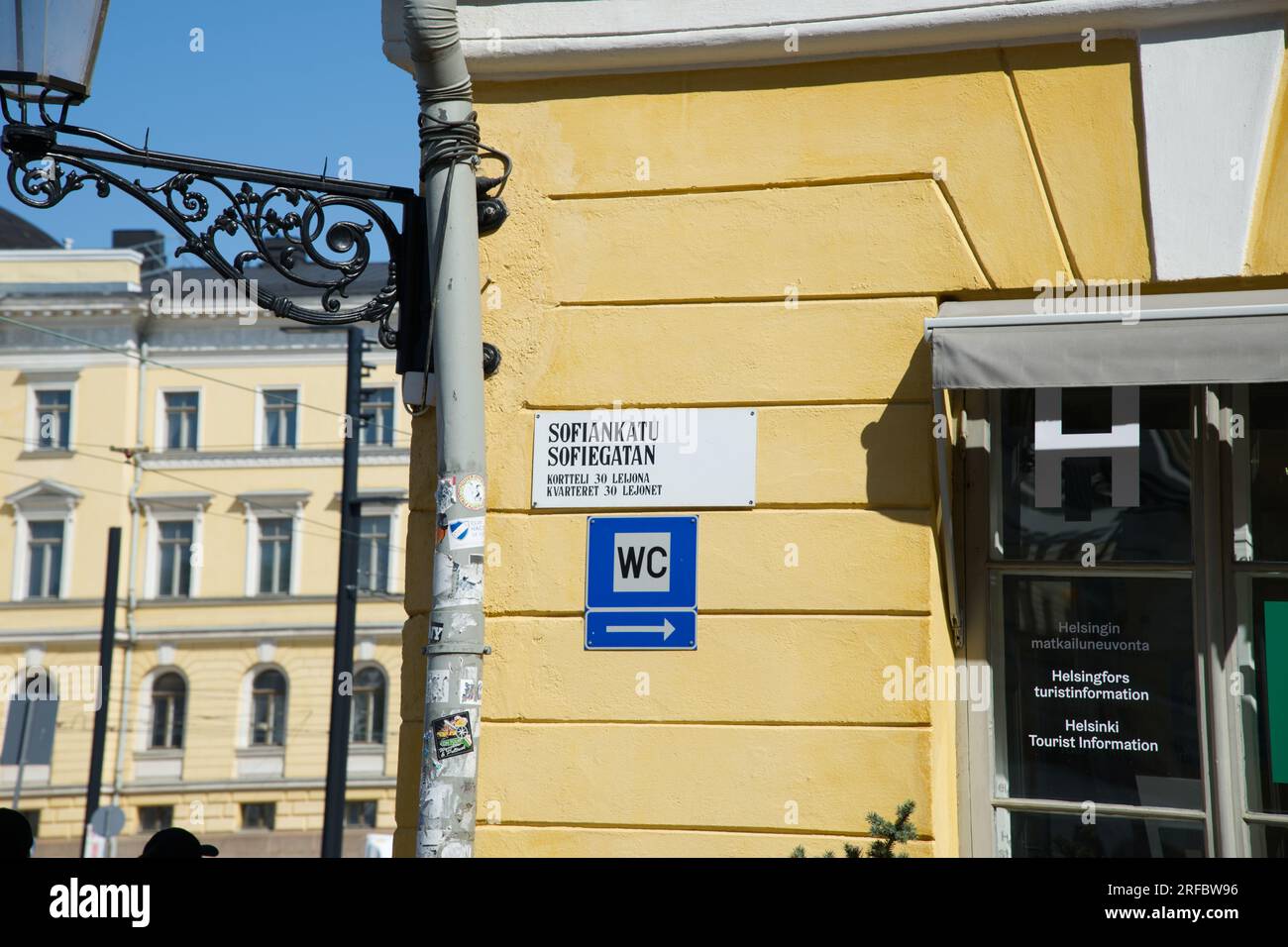 Lado de la oficina de información turística Sofiankatu Senate Square Helsinki, Finlandia Foto de stock