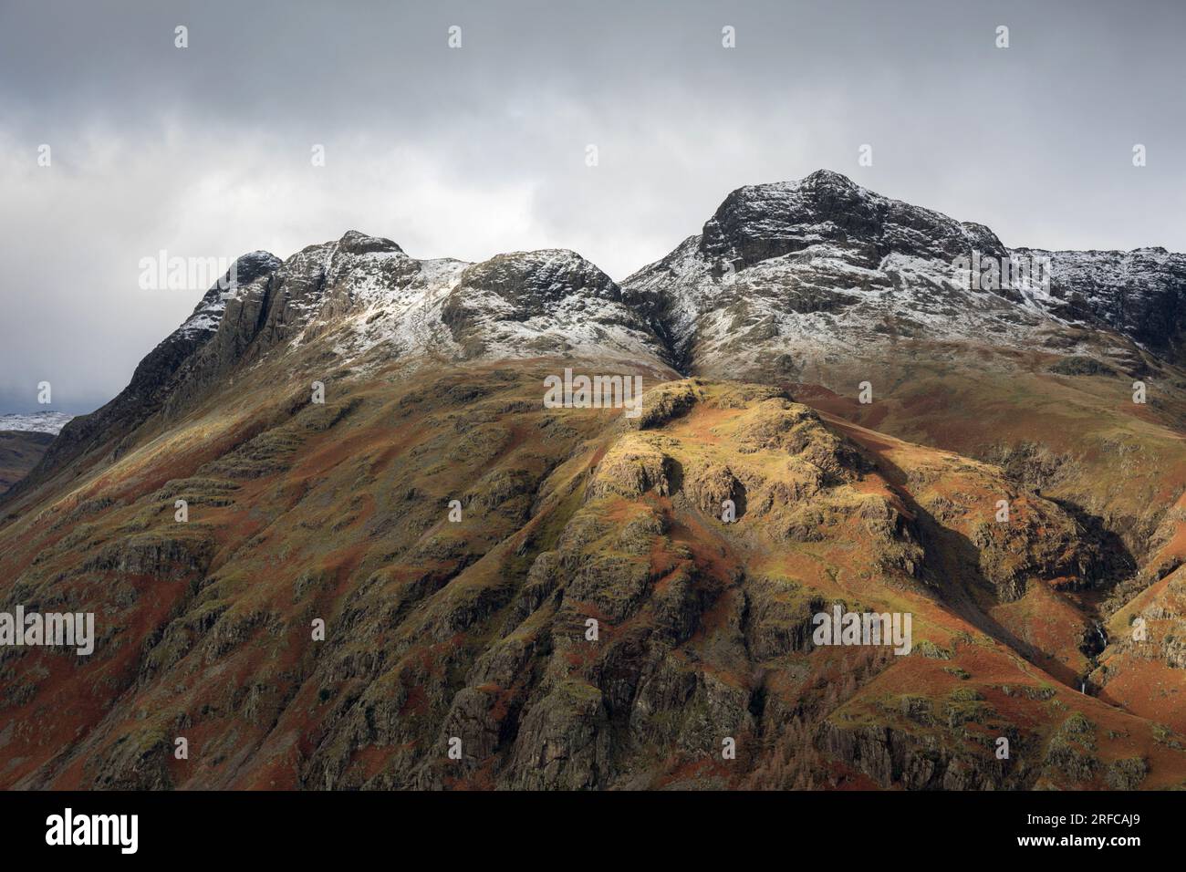 Polvo de nieve en Langdale Pikes, Great Langdale, Lake District, Cumbria Foto de stock