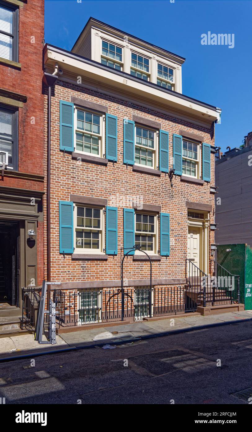 Greenwich Village Landmark: Casi dos siglos de antigüedad, estilo federal 12 Gay Street es una casa de fila bellamente mantenida. Foto de stock