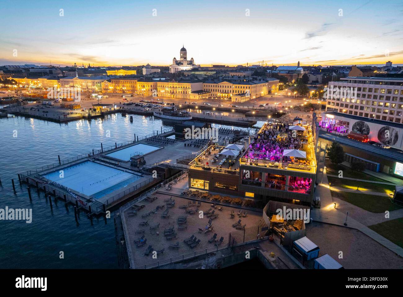 Horizonte de Helsinki en una noche de verano Foto de stock