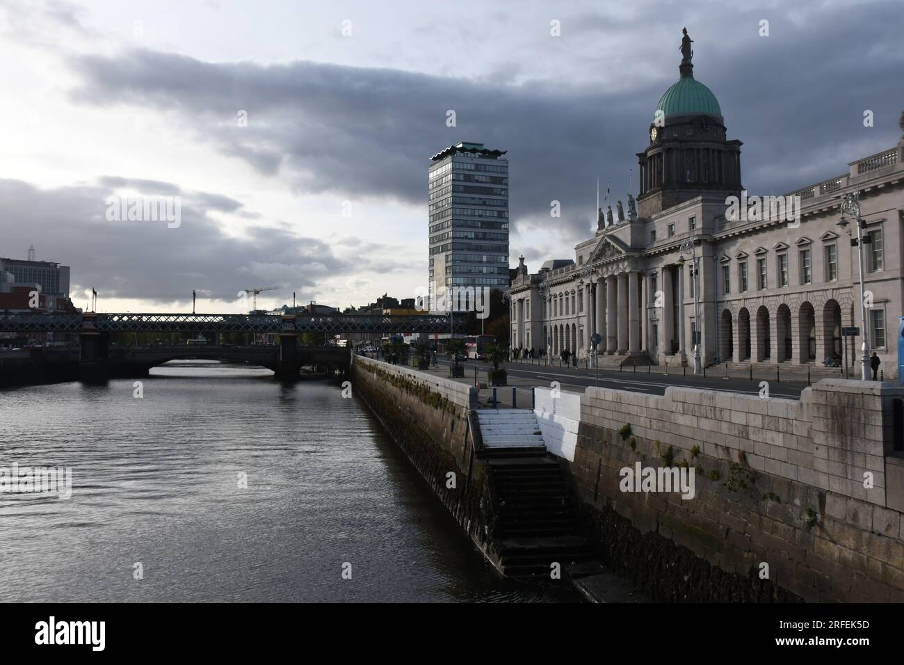 Vista del río Liffey en el centro de la ciudad de Dublín en Dublín, Irlanda Foto de stock