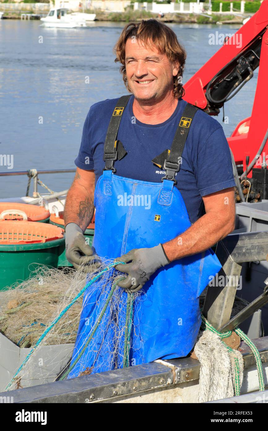 Francia, Herault, Agde, Grau d'Agde, puerto, Regreso de la pesca con el pescador Frederic Guilhen en desentrañar Foto de stock