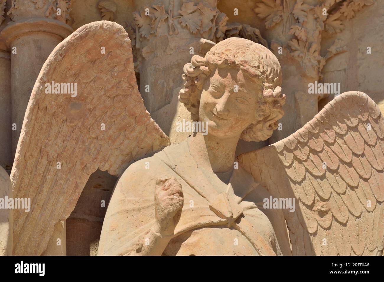 Francia, Marne, Reims, Catedral de Notre Dame, declarada Patrimonio de la Humanidad por la UNESCO, el ángel Sonrisa tallada entre 1236 y 1245, situado en la entrada norte izquierda Foto de stock