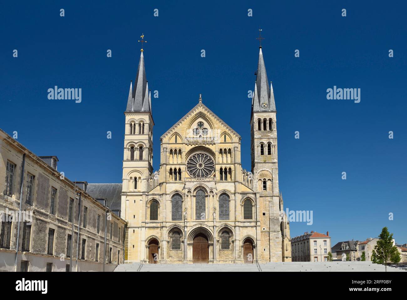 Francia, Marne, Reims, St Remi Basílica listados como Patrimonio Mundial por la UNESCO, patio y fachada Foto de stock