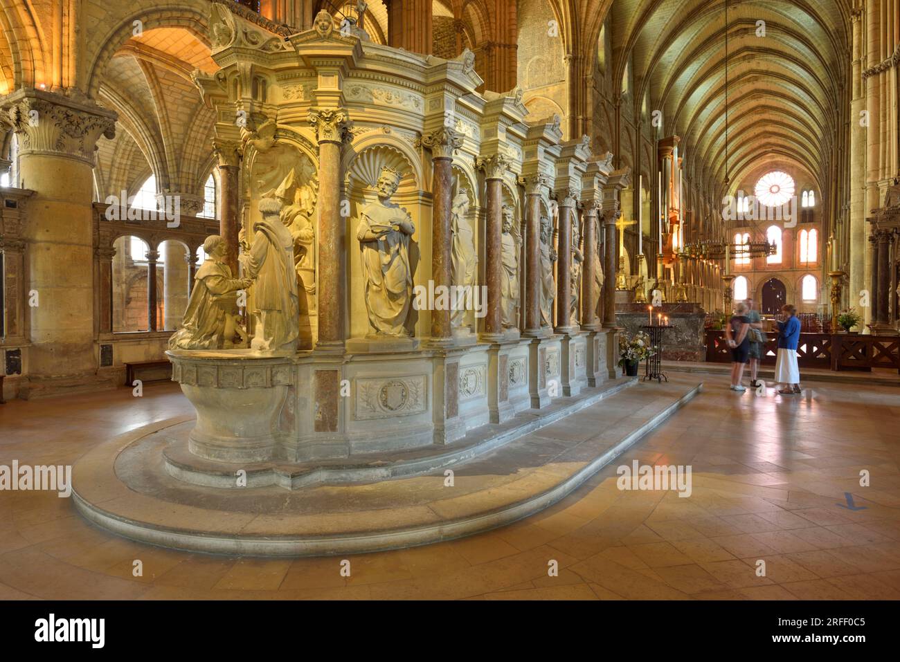 Francia, Marne, Reims, Basílica de San Remi declarada Patrimonio de la Humanidad por la UNESCO, construida alrededor del año 1000, tumba de San Remi en el coro Foto de stock