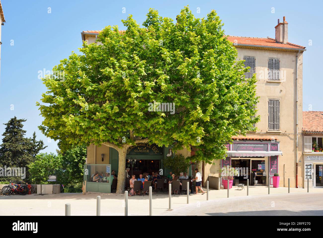 Francia, Var, Hyeres, península de Giens, ciudad de Giens, Le Duc café-brasserie en el centro de Giens Foto de stock