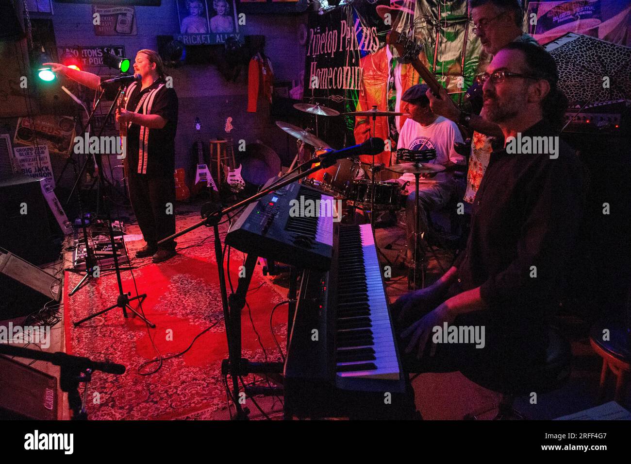 Estados Unidos, Mississippi, Clarksdale, Caravan Blues Fest, bluesman Josh Clarks en concierto en el club Hopson Foto de stock