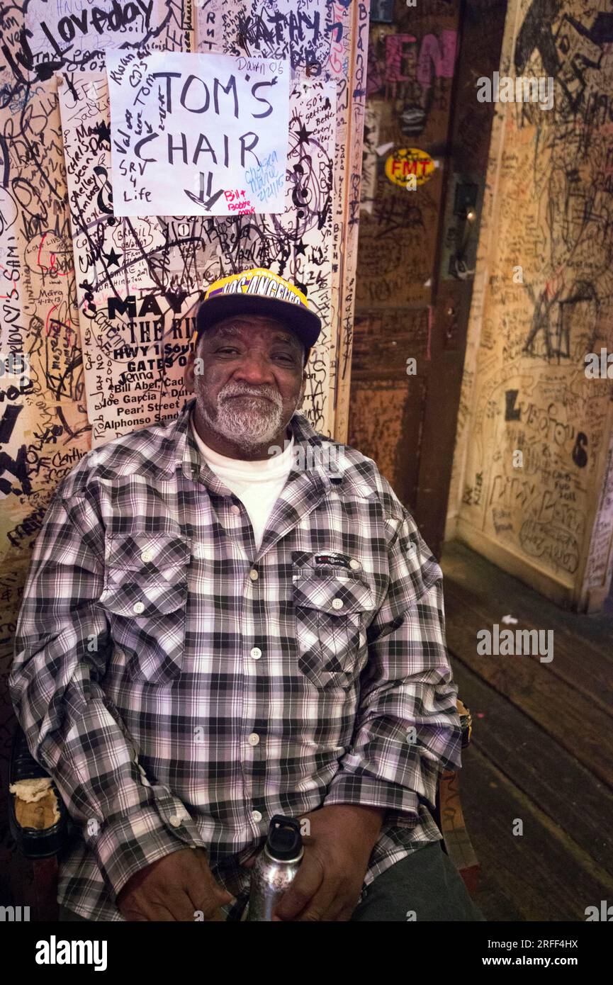 Estados Unidos, Mississippi, Clarksdale, Caravan Blues Fest, el bluesman y su silla en el club Morgan Freeman Ground Zero Foto de stock
