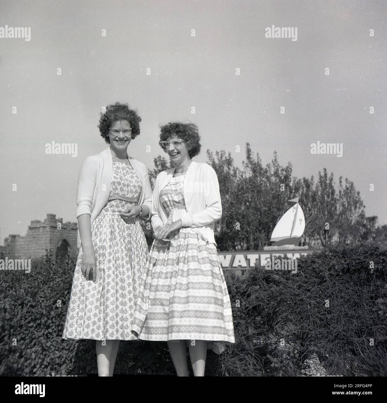 Vestidos largos negros fotografías e imágenes de alta resolución - Alamy