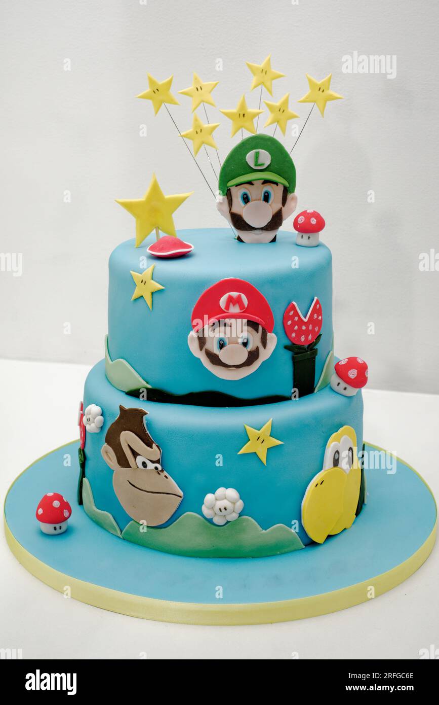 Pastel de fiesta de cumpleaños Super Mario Bros - pastel de cumpleaños azul  pastel. Tarta festiva con un mazapán azul Fotografía de stock - Alamy