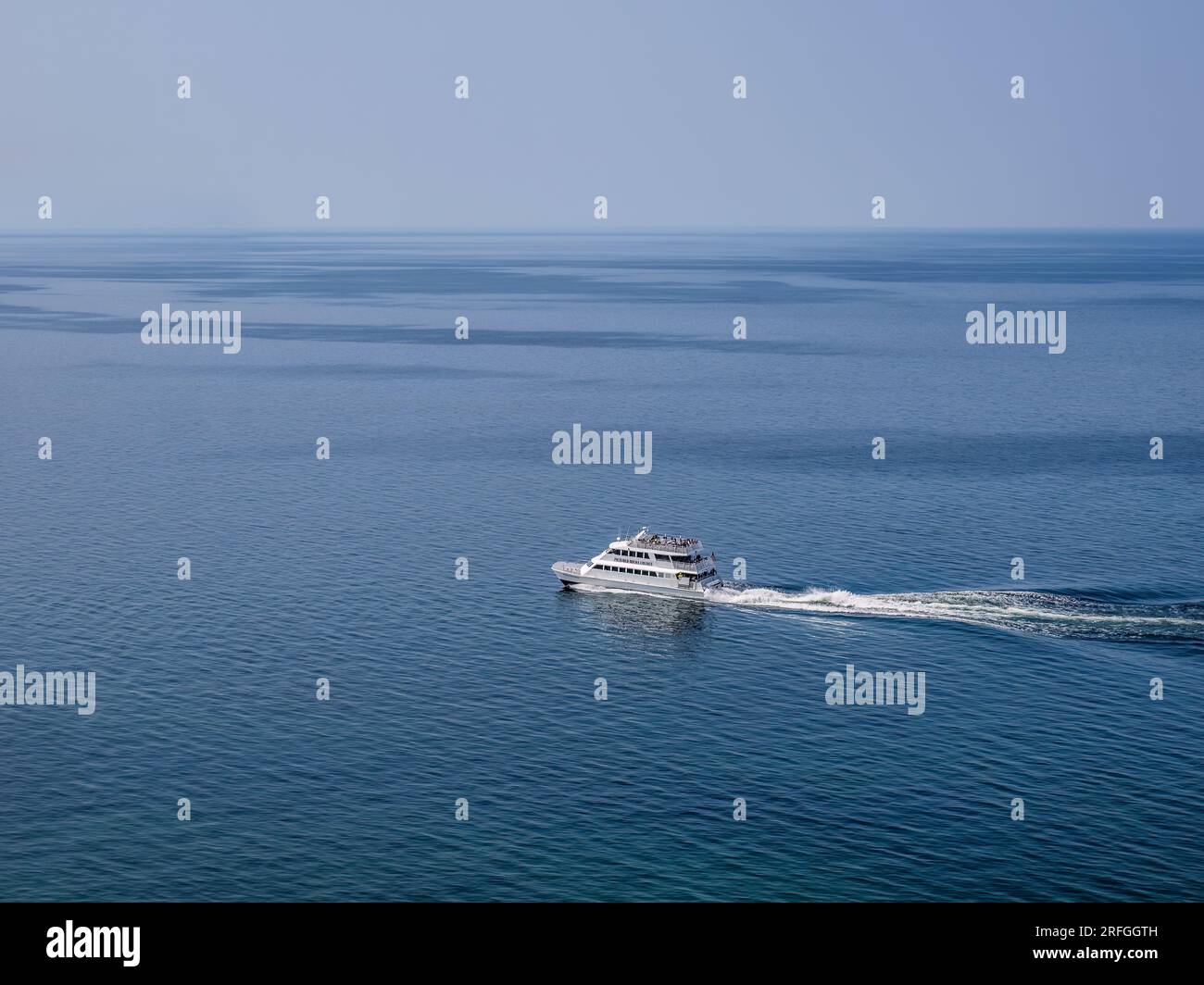 Barco de excursión a orillas del lago en el Lago Superior en la península superior de Michigan, EE.UU Foto de stock