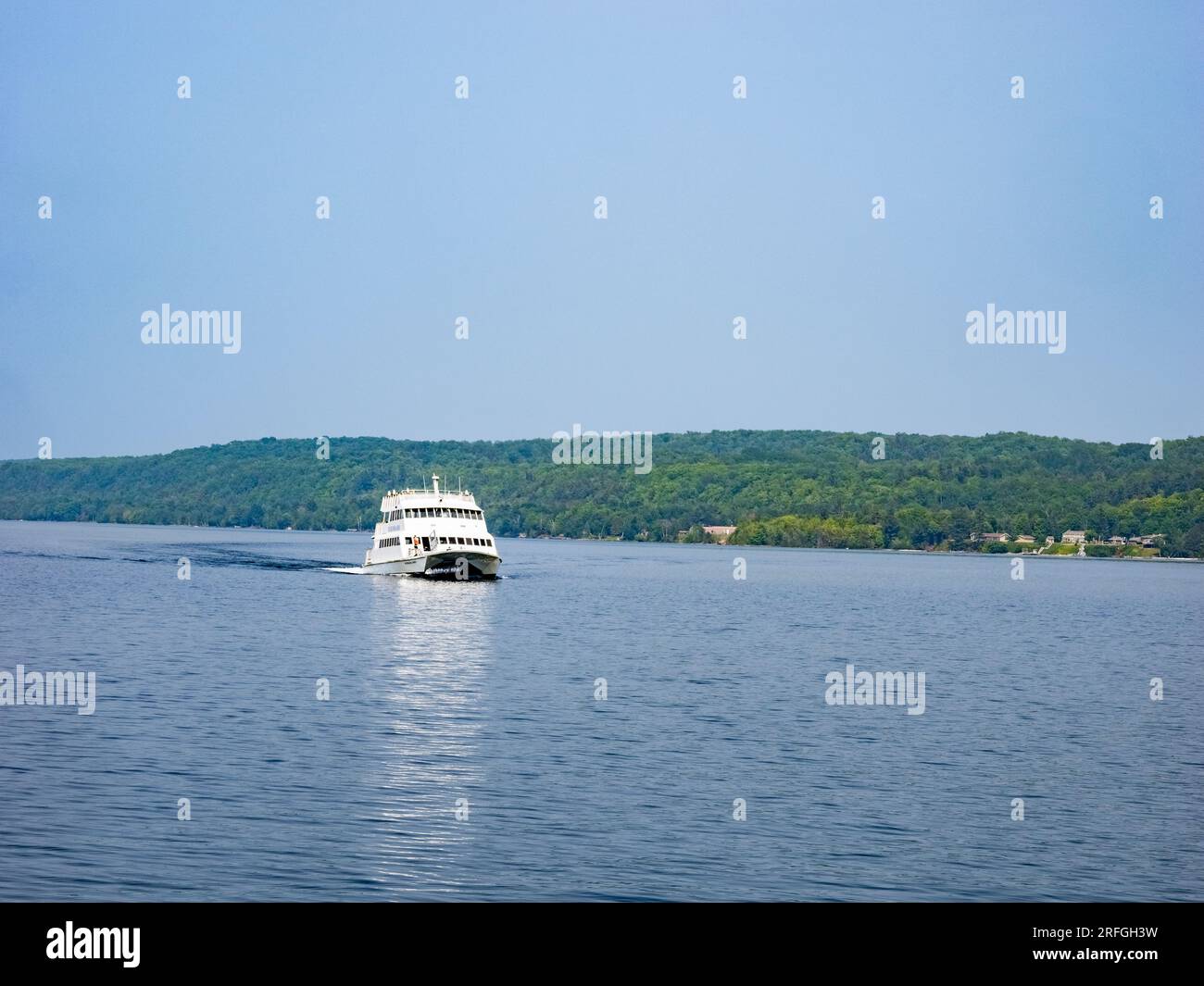 Barco de excursión a orillas del lago en el Lago Superior en la península superior de Michigan, EE.UU Foto de stock