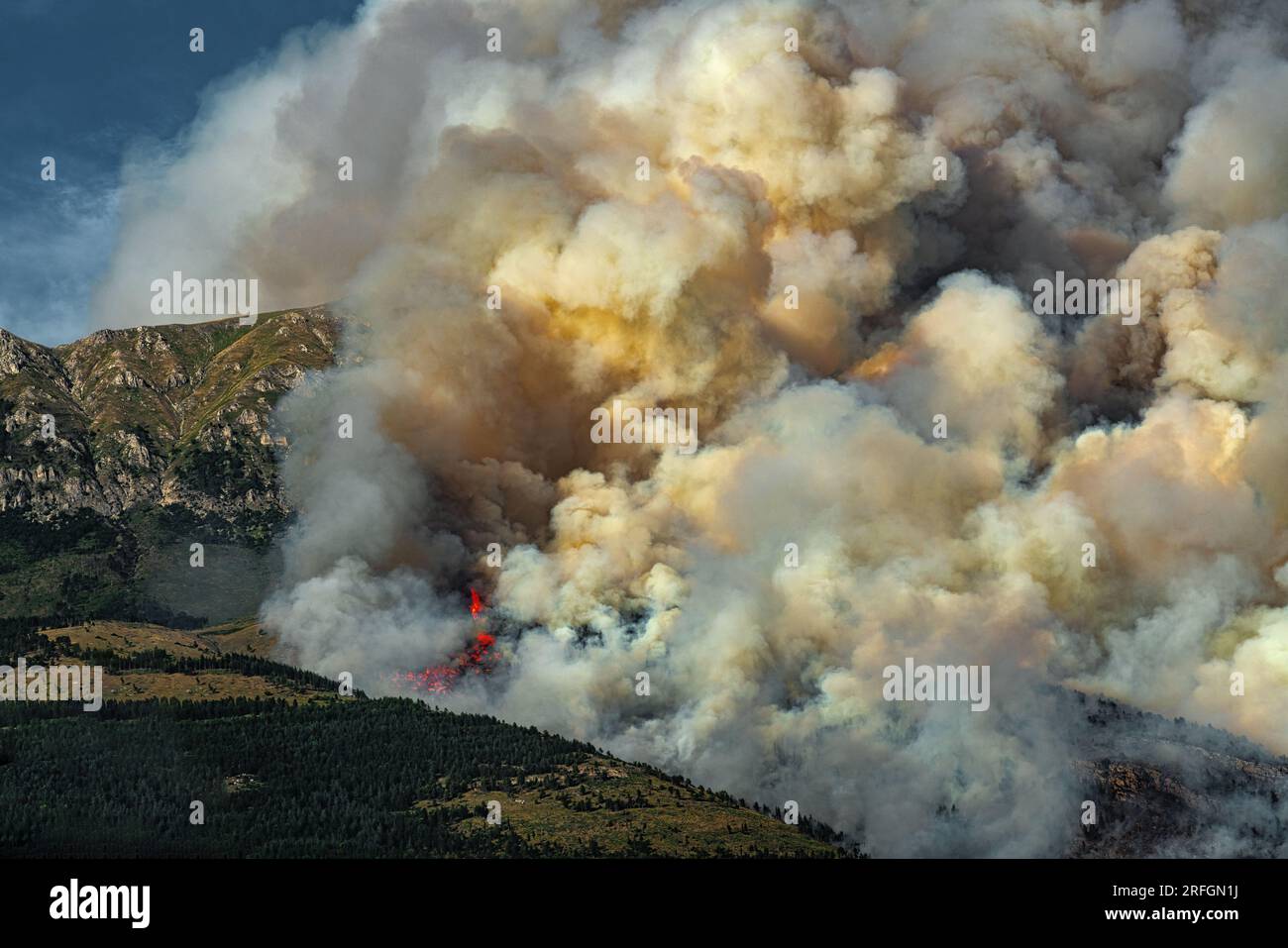 Escena dramática con llamas y humo de un incendio forestal en verano. Monte Morrone, Parque Nacional Maiella Foto de stock
