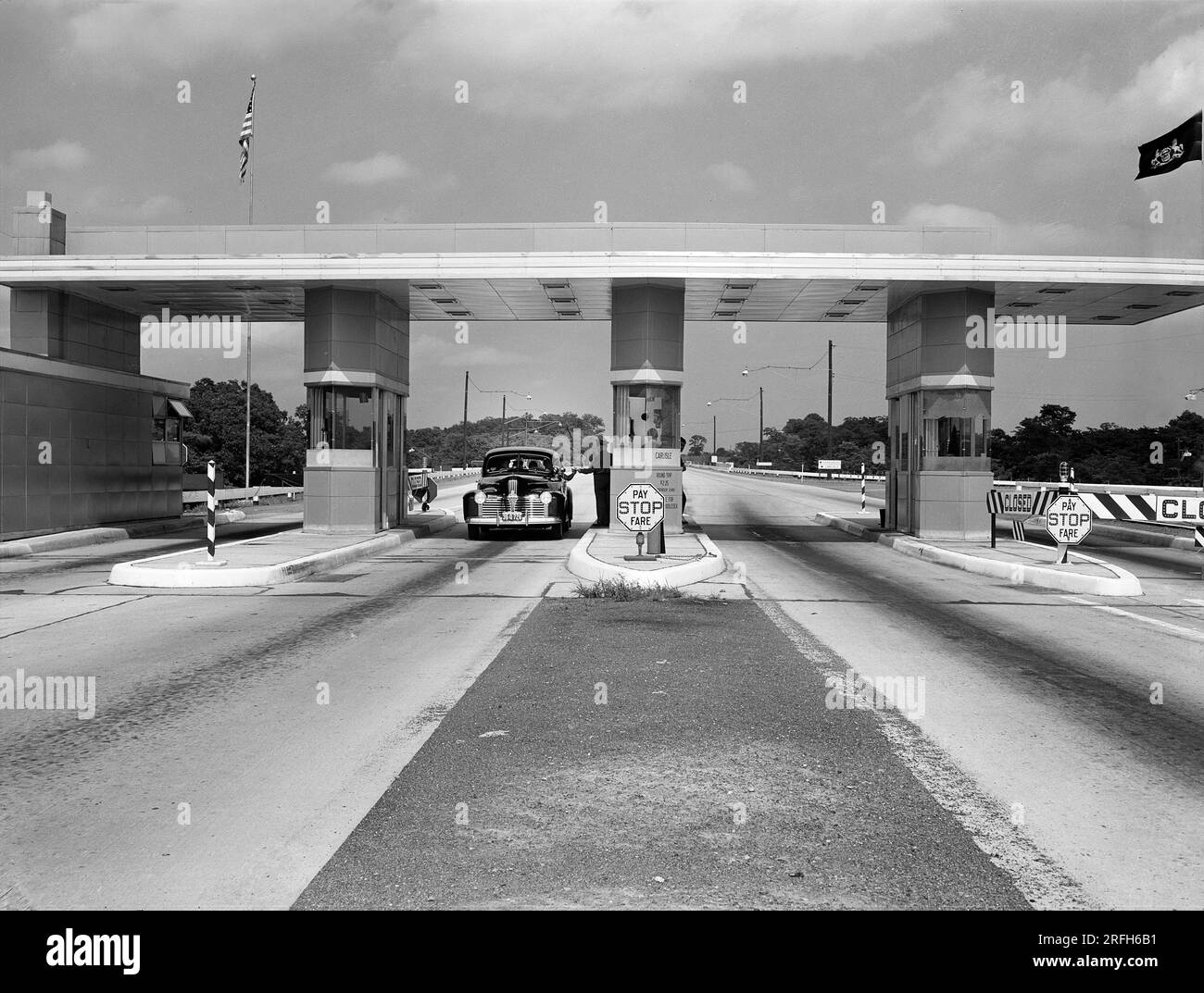 Cabinas de peaje, Pennsylvania Turnpike, Pennsylvania, USA, Arthur Rothstein, EE.UU Oficina de Información de Guerra, julio de 1942 Foto de stock