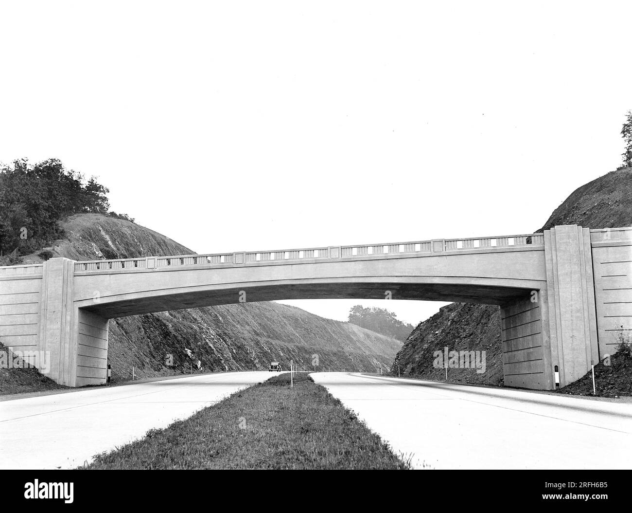 Pennsylvania Turnpike y puente aéreo, Pennsylvania, EE.UU., Arthur Rothstein, EE.UU Oficina de Información de Guerra, julio de 1942 Foto de stock