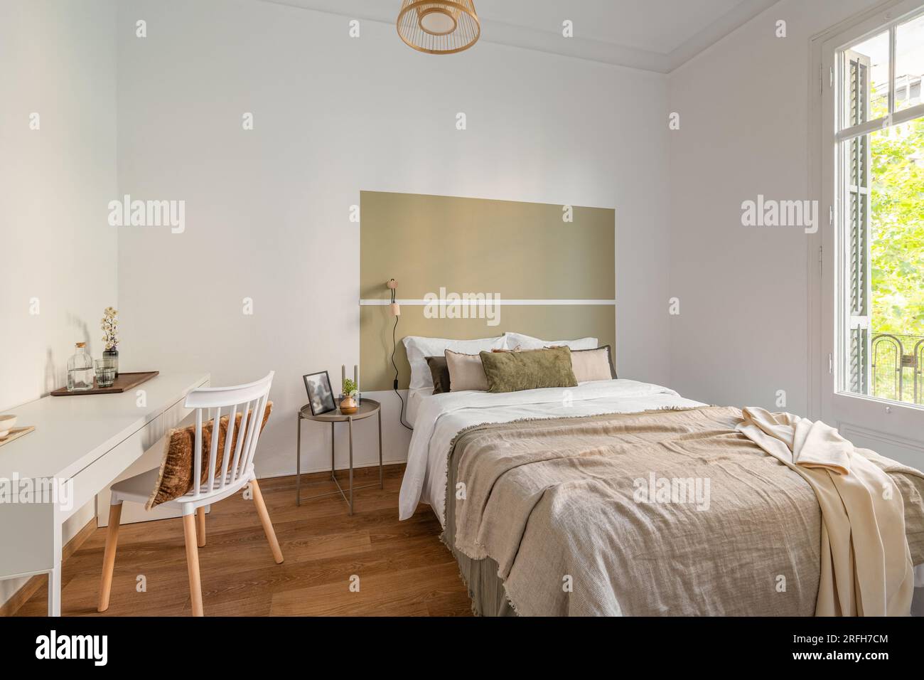 un acogedor dormitorio con elegante decoración un de madera