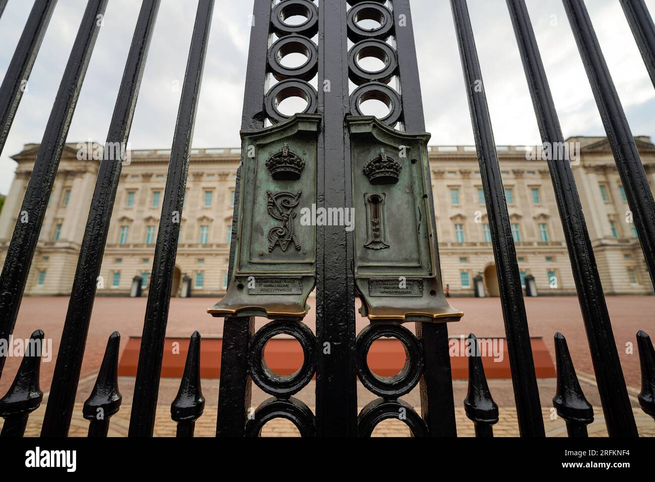 Londres, Inglaterra, Reino Unido - 29 de julio de 2022. Puerta del Palacio de Buckingham cerca. Hogar de la monarquía británica, residencia real para reyes, reinas y familia. Foto de stock