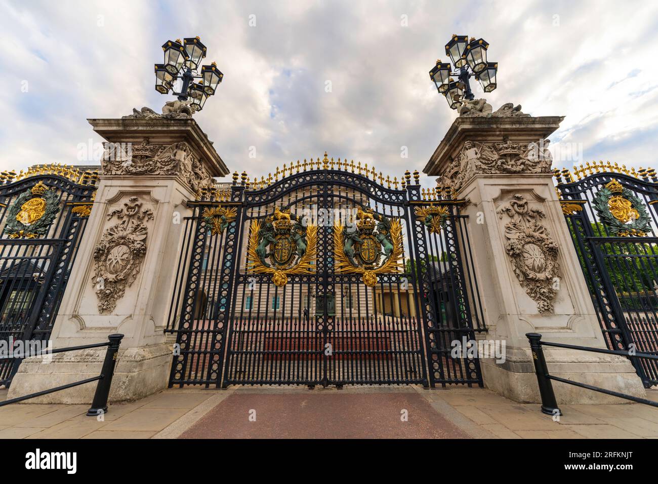 Londres, Inglaterra, Reino Unido - 8 de mayo de 2023. Puerta del Palacio de Buckingham, la residencia real del monarca, durante la Semana de la Coronación del Rey Carlos III sin gente. Foto de stock