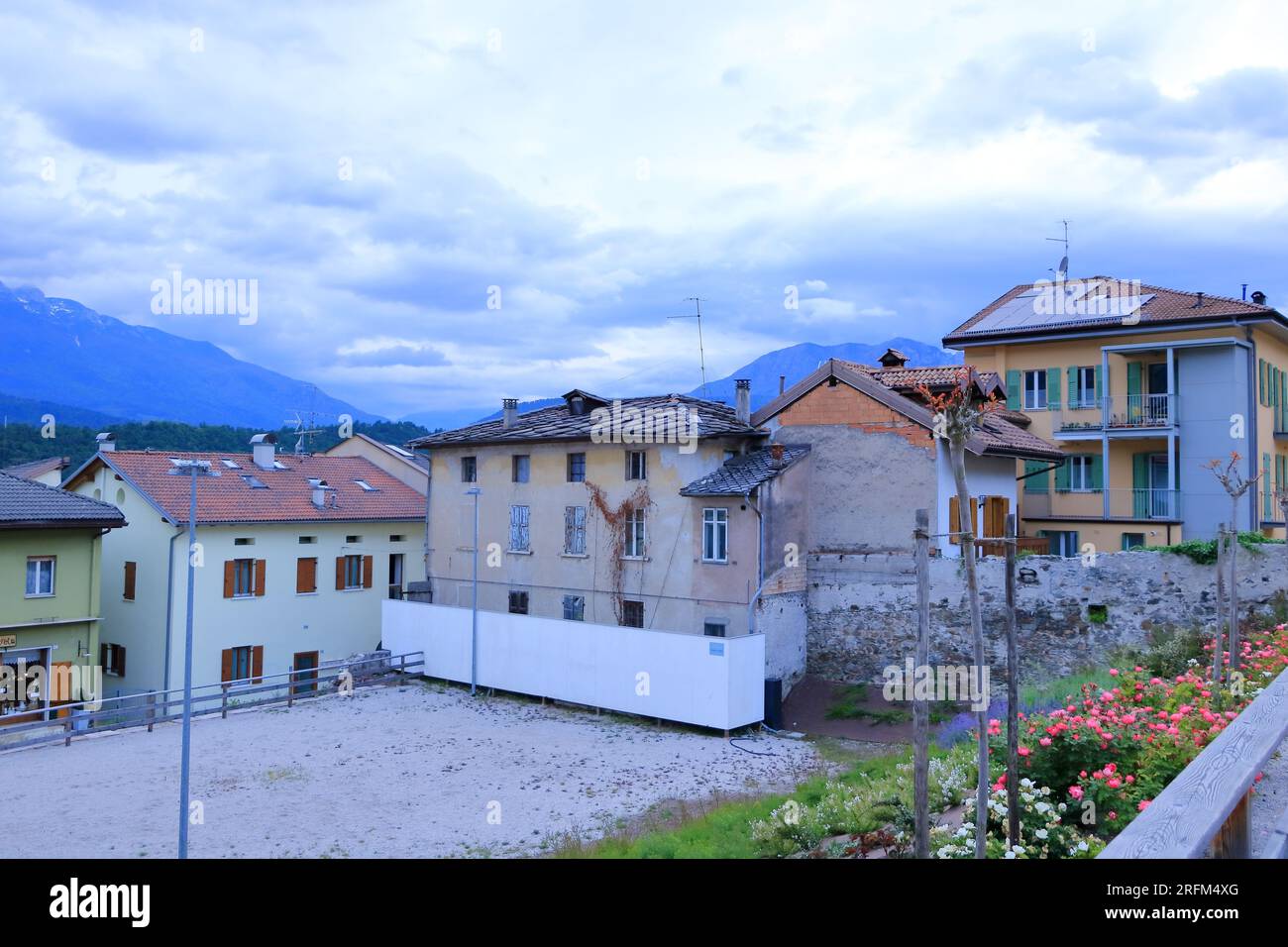 Mayo 18 2023 - Levico Terme, Löweneck en Italia: El centro del pueblo con los turistas Foto de stock