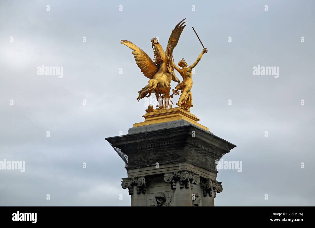 Estatua de oro en Pont Alexandre III - París, Francia Foto de stock