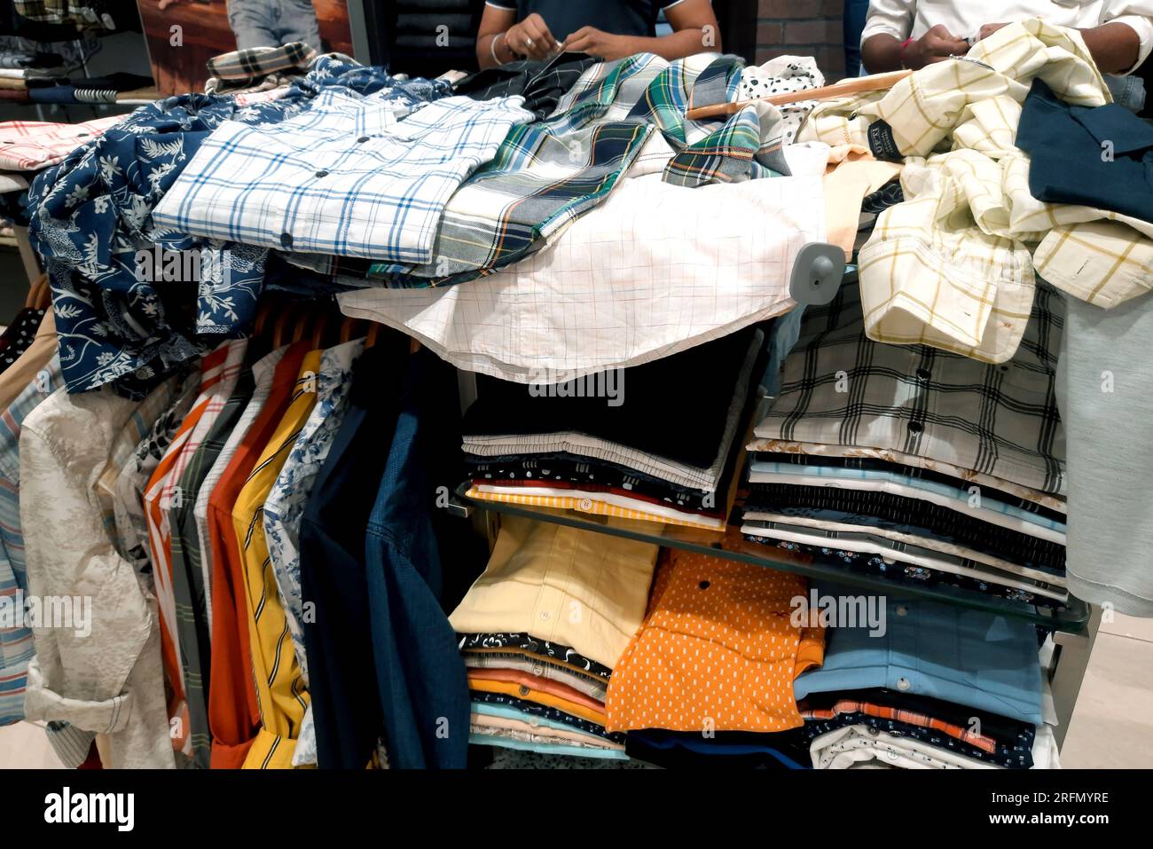 Colgadores en una tienda de ropa Fotografía de stock - Alamy